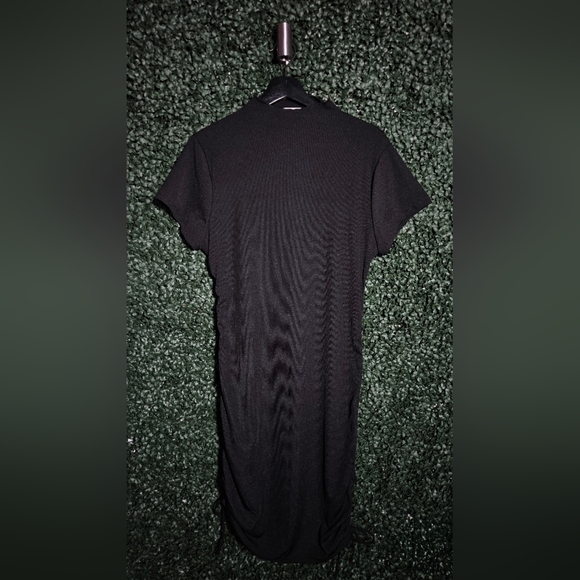 Elegant Black Midi Dress - Picture 1 of 3